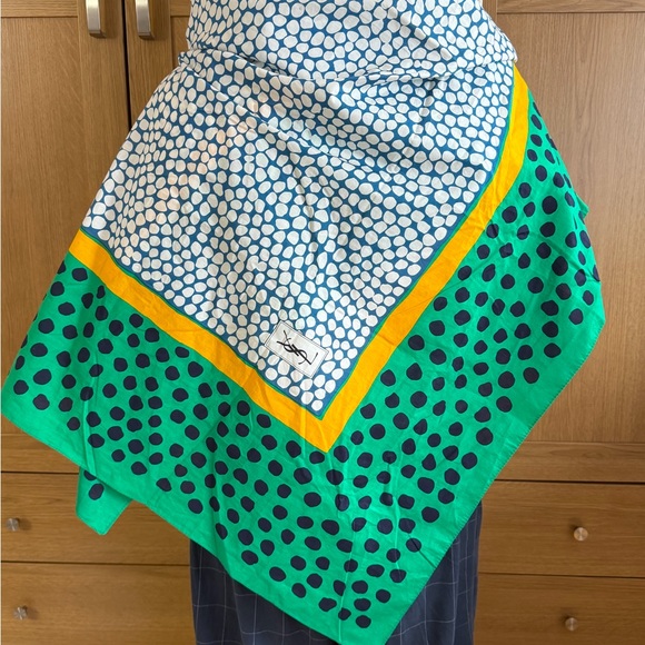 VINTAGE YSL Yves Saint Laurent Oversized 50”x 50” Shawl Scarf Wrap VIVID GREEN - Picture 11 of 16